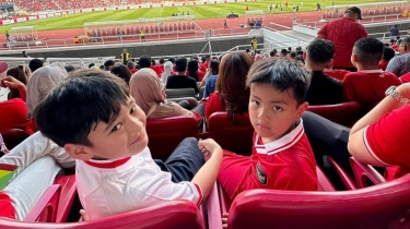Nonton Timnas Indonesia Bareng Rafathar, Anak Nia Ramadhani Curi Perhatian