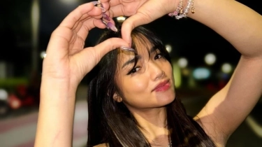 Nostalgia Masa Kecil, Fuji Asyik jadi Kasir Dadakan di Minimarket