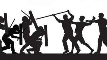 Viral di Twitter! Aksi Heroik Ibu Bubarkan Tawuran dengan Cara Tak Biasa