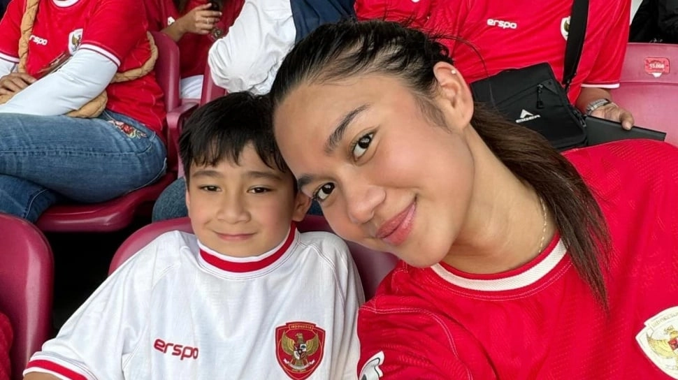 Adab Rafathar ke Azizah Salsha Saat Nonton Bola Disorot: Gesturnya Tuan Muda Banget