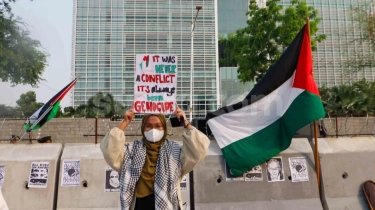 Inpiratif! Aktivis Ini Protes Genosida Israel Sambil Bagikan Makanan Asli Palestina