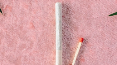 Strategi Licik Industri Rokok Jerat Generasi Muda: Cantumkan Harga per Batang dan Gandeng Artis Pakai Cara Soft Selling!