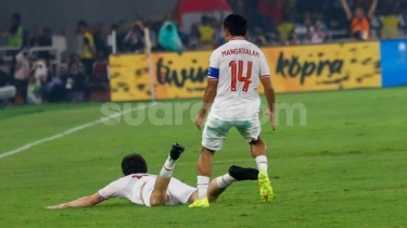 Thom Haye Akhirnya Ngaku Gagal Knee Slide Karena Lapangan Rusak, Berujung Lutut Terluka