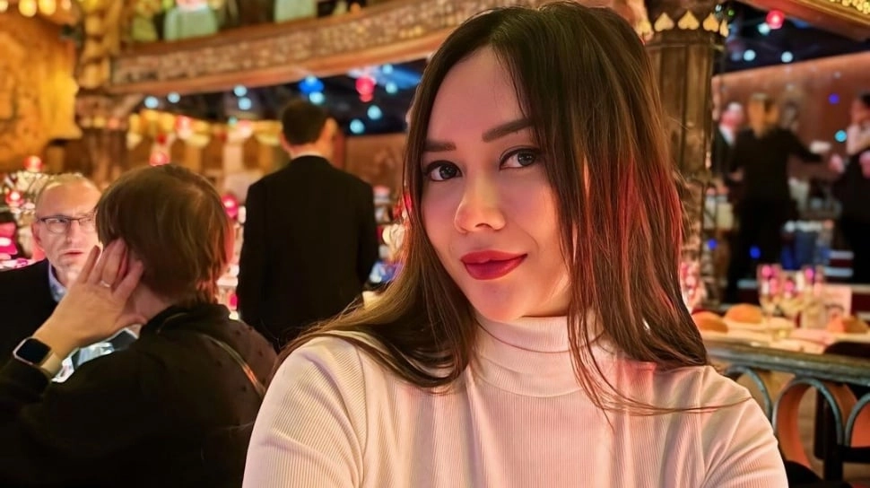 Aura Kasih Santai Main Ular Bareng Putrinya: Daripada Sama Buaya!