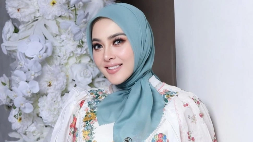 Pamer Berat Badan Sudah Naik 20 Kg, Syahrini Pakai Jam Tangan Seharga Rp5 Miliar?