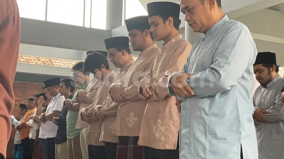 Begini Gaya Anies Salat Idul Adha Bareng Keluarga di Lebak Bulus