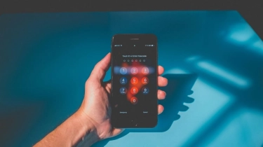 Cara Aman Masukkan Kata Sandi iPhone di Tempat Umum