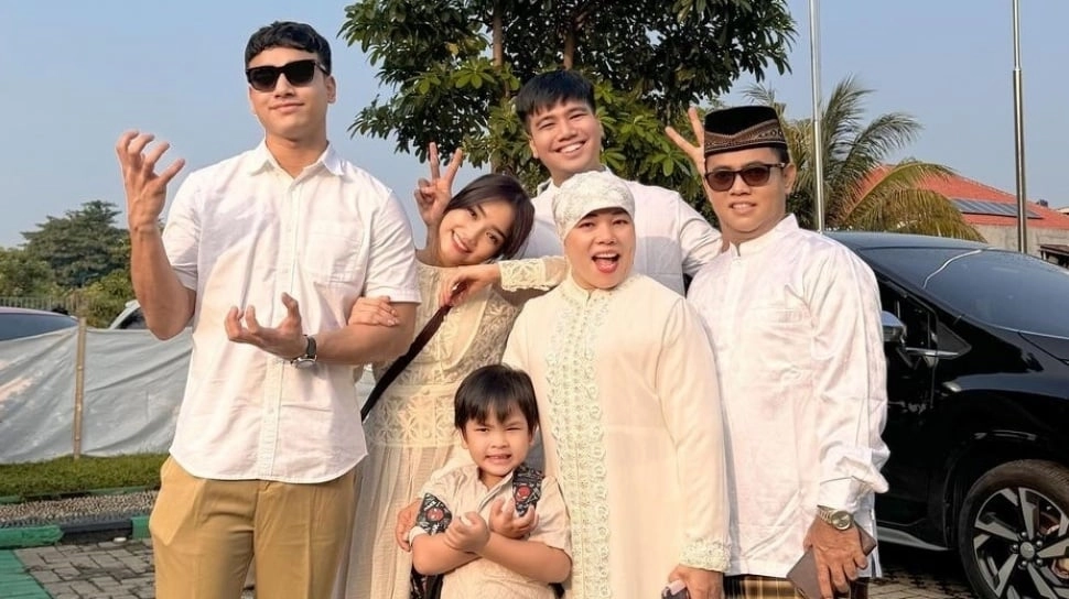 Fuji Pamer Momen Idul Adha, Kata-kata Gala Sky di Makam Vanessa Angel Bikin Haru