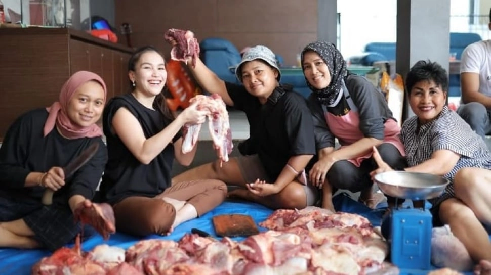 Tak Sekedar Berbagi, 3 Artis Ini Ikut Turun Tangan Potong Daging Kurban