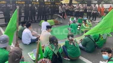 Demo Lengser Mardiono, Massa FKKB Bawa Keranda Mayat hingga Gelar Tahlilan: PPP Sudah Mati