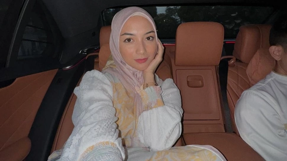 Citra Kirana Bantu Tuntun Jemaah Haji Lansia Jalan, Adabnya Banjir Pujian