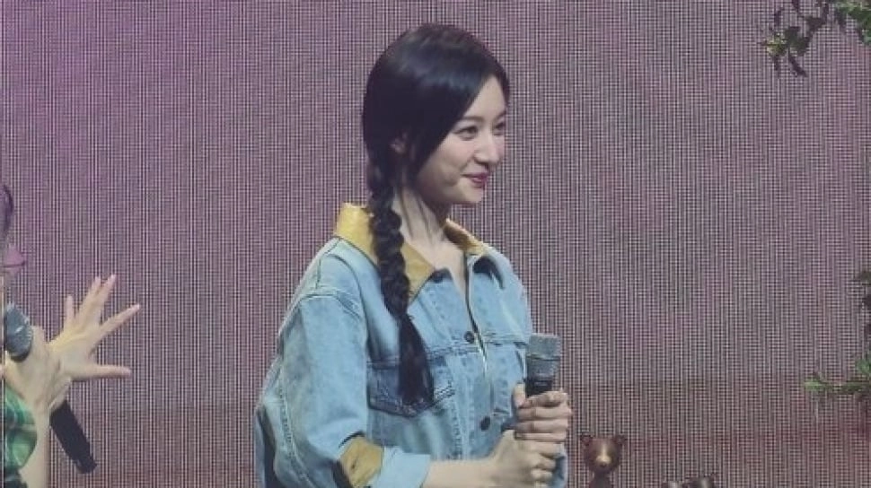 Gemas Maksimal! Intip Outfit Denim ala Kim Ji Won di Fan Meeting Pertama
