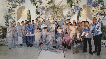 Geni Faruk Ngotot Nyempil di Tengah Saat Foto Lamaran Thariq dan Aaliyah, Netizen: Umi Ribet