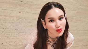 Ayu Ting Ting Ikuti Trend Fashion Korea Padukan Dress dengan Celana Denim, Netizen Malah Debat Soal Kepantasan