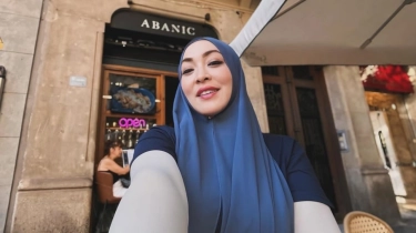 Lagi di Barcelona, Angelina Sondakh Pakai Kacamata Mewah Hampir 2 Kali UMR Jakarta