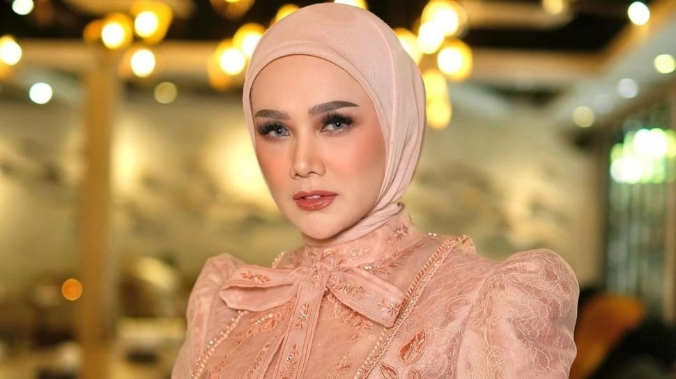 Ambil Raport Anak, Mulan Jameela Tenteng Tas Seharga Mobil Bekas