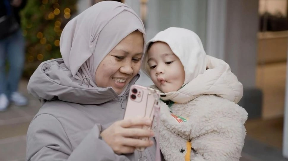 Video Call dengan Rayyanza, Wajah Suami Sus Rini Dipuji Mirip Penyanyi Ternama
