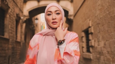 Keliling Barcelona bareng Keanu Massaid, OOTD Angelina Sondakh Ditaksir Sentuh 8 Kali Lipat UMR Jakarta