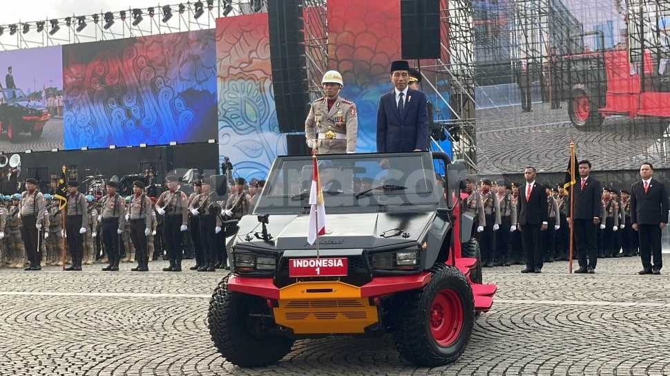 Jokowi Cek Pasukan di HUT ke-78 Bhayangkara di Monas, Prabowo Turut Hadir