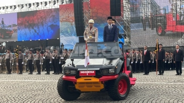 Jokowi Cek Pasukan di HUT ke-78 Bhayangkara di Monas, Prabowo Turut Hadir