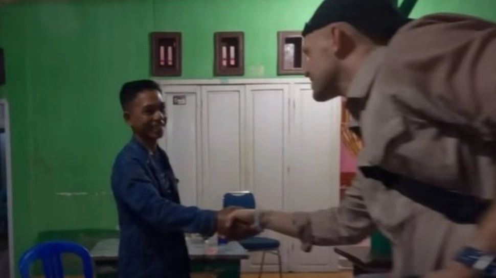 Tampang Kades yang Kecewa Bule Perbaiki Jembatan Rusak, Publik: Pak Jokowi Lihat Nih