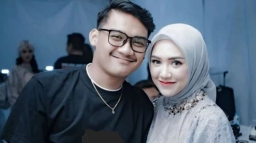 Tampil di Publik Abis Nikah, Happy Asmara Pakai Sandal Dior Nyaris 10 Kali UMR Kediri