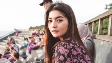 Trik Padu Padan Fashion yang Pas untuk Pengidap Skoliosis ala Debi Sagita