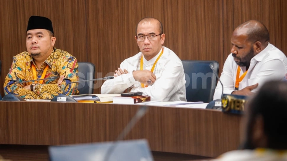 Dengar Ketua KPU Hasyim Asyari Dicopot, Tangis Korban Asusila Pecah di Sidang!