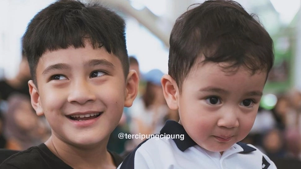 Kaos Bukan Sembarang Kaos, Segini Mahalnya Baju Rafathar dan Rayyanza saat Jalan-Jalan di Jogja