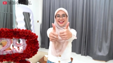 Nggak Mau Bahagia Sendiri, Ria Ricis Bagi-Bagi Uang ke Karyawan di Ulang Tahun Ke-29