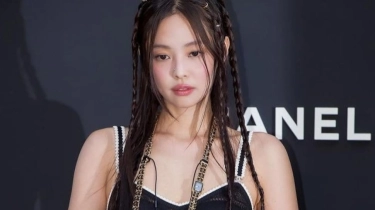 Dijuluki Human Chanel, Intip Detail Outfit Jennie BLACKPINK yang Edgy dengan Tindik Hidung di Penampilan Terbaru