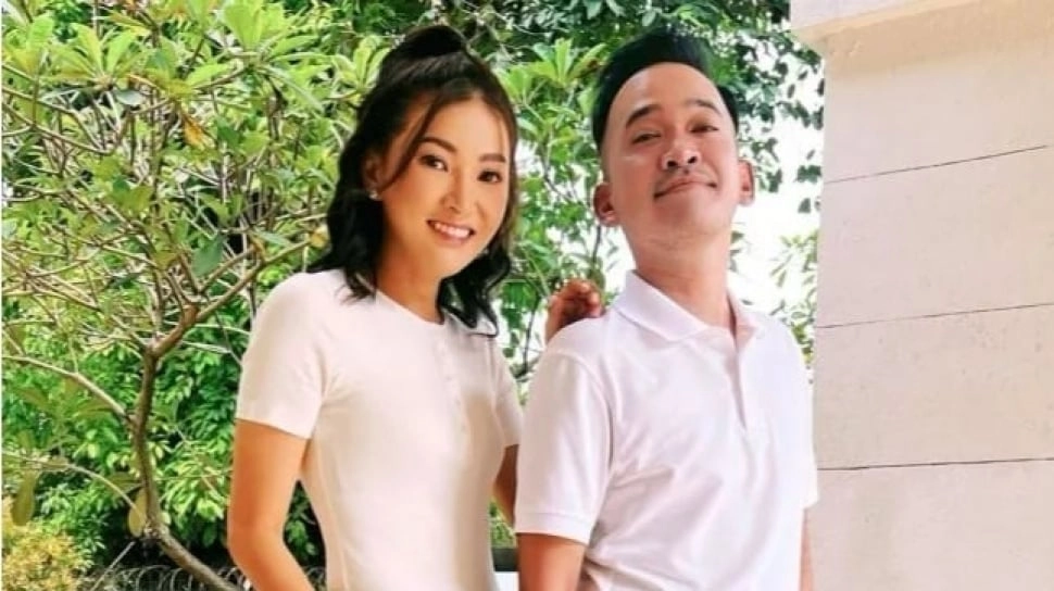Foto Ruben Onsu? Gambar di Kaos Liburan Sarwendah Bikin Netizen Salah Fokus