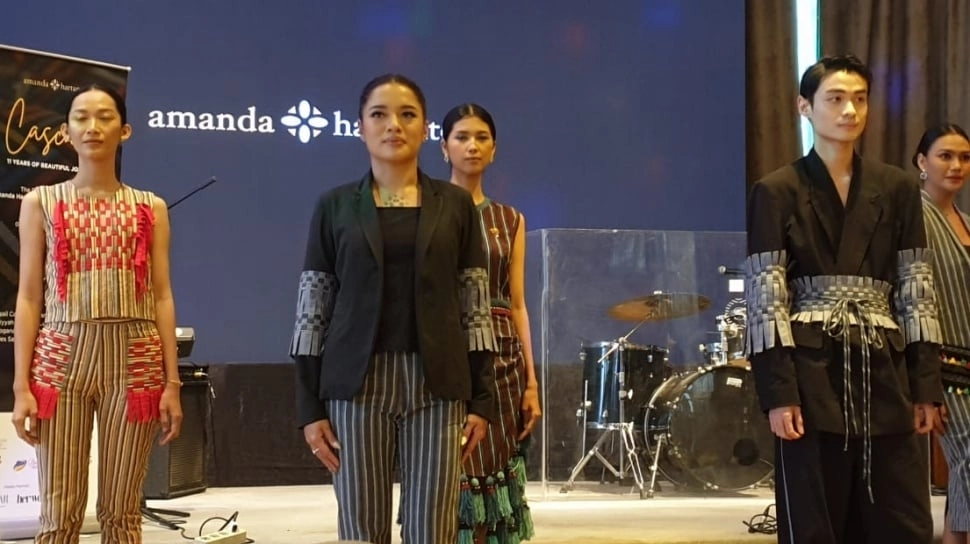 Rilis Koleksi ''Cascade'' Desainer Amanda Hartono Angkat Keindahan Lurik