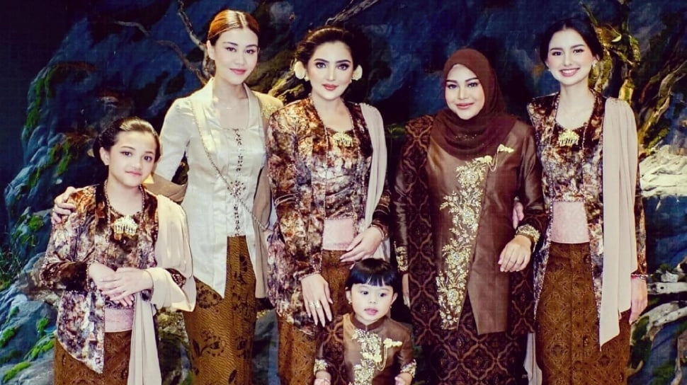 Mewah Berbalut Tradisi Jawa, Tedak Siten Baby Azura Banjir Potret Cantik Keluarga Besar Aurel-Atta Berkebaya!