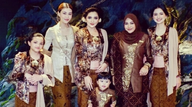 Mewah Berbalut Tradisi Jawa, Tedak Siten Baby Azura Banjir Potret Cantik Keluarga Besar Aurel-Atta Berkebaya!