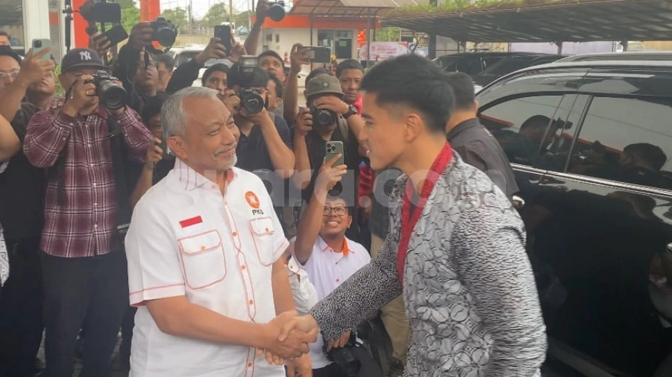 Tiba di Markas PKS, Kaesang Pakai Kimono Bermotif Batik Sambil Tenteng Buku