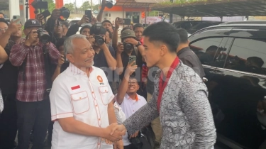 Tiba di Markas PKS, Kaesang Pakai Kimono Bermotif Batik Sambil Tenteng Buku
