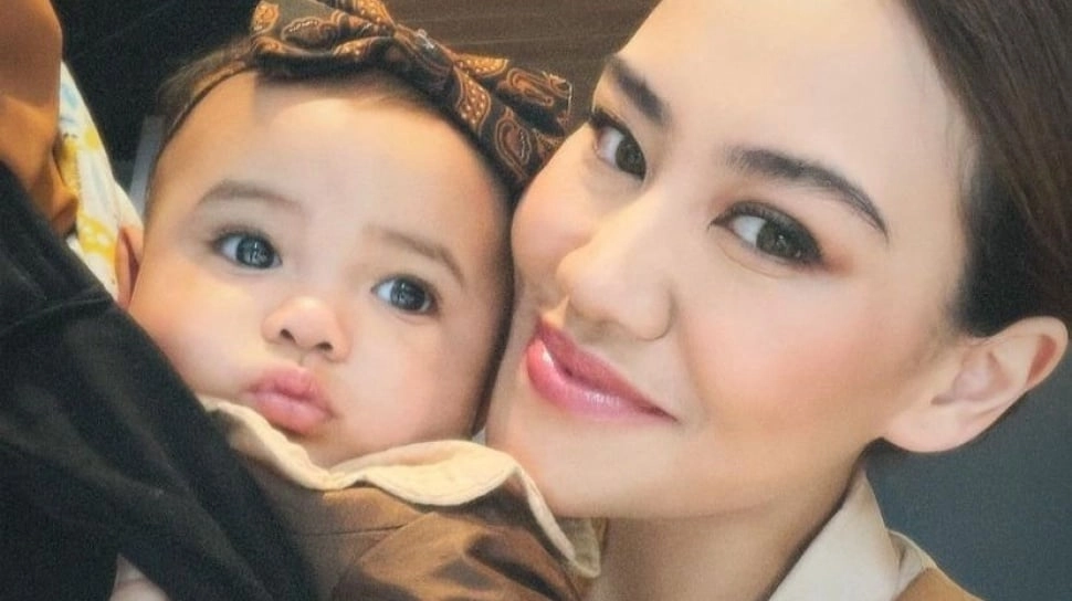 Tingkah Random Aaliyah Massaid ke Azura Jadi Sorotan Netizen: Gemas Banget Calon Manten!