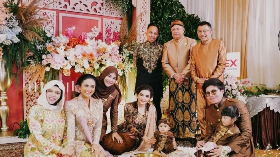 Aurel-Atta Lestarikan Tradisi Jawa, Ini Makna Dan Tata Cara Tedak Siten Anak
