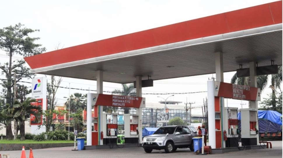 Pembeli Rela Menunggu, SPBU di Surabaya Ini Tutup Sementara Saat Adzan