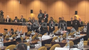 Rapat Paripurna DPD RI Ricuh, Senator Ini Malah Bernyanyi: Hai Seluruh Umat Tuhan Bertaubatlah!