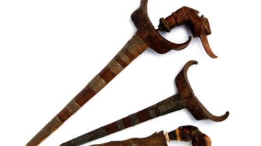 5 Arti Mimpi Menemukan Keris dan Memegangnya