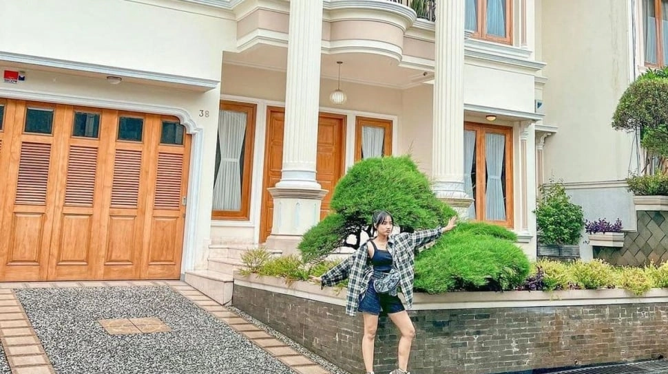 Pantas Bisa Beli Kado Mahal dan Rumah Seharga Miliaran, Segini Penghasilan YouTube Fuji