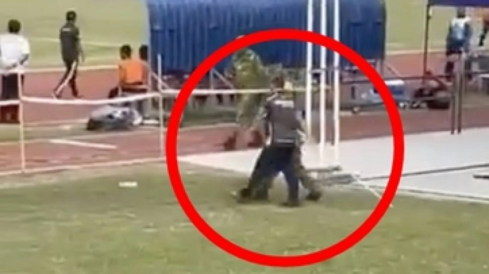 Tak Terima Anak Diberi Kartu Merah, Pria Ini Ngamuk Bawa Tongkat Logam Masuk Lapangan