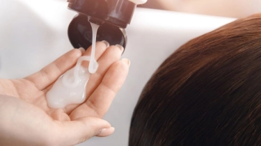 Kebanyakan Pakai Kondisioner Justru Bikin Rambut Makin Rusak, Ini Tandanya