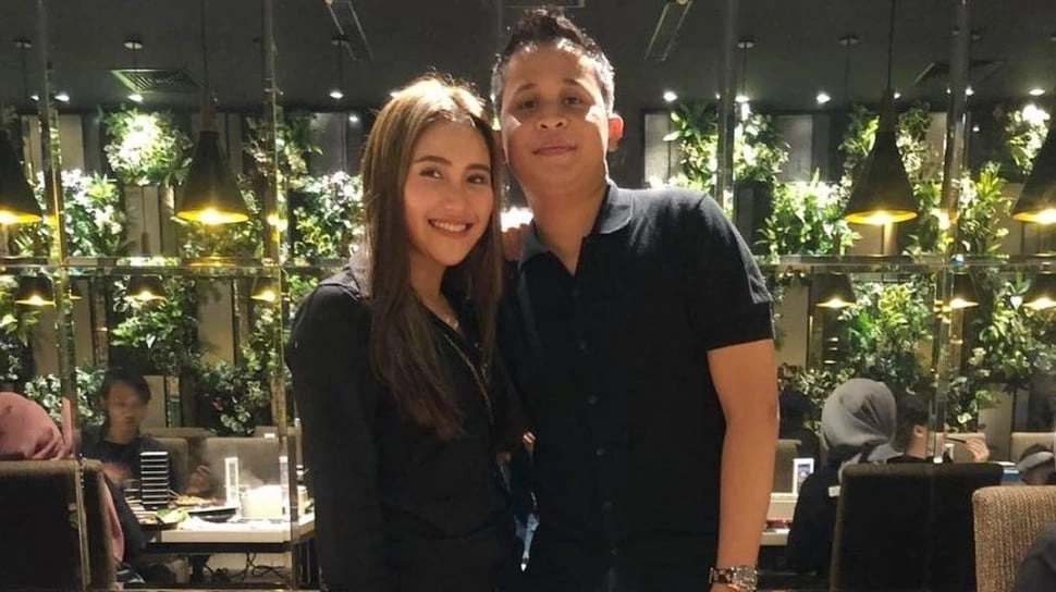 Siapa Bilang Pengangguran? Intip Gagahnya Adik Ipar Ayu Ting Ting Berangkat Kerja Naik Mobil Ratusan Juta