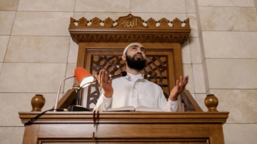 Khutbah Jumat Tentang Akhlak: Menjadi Pribadi Berkarakter Mulia dari Rasulullah