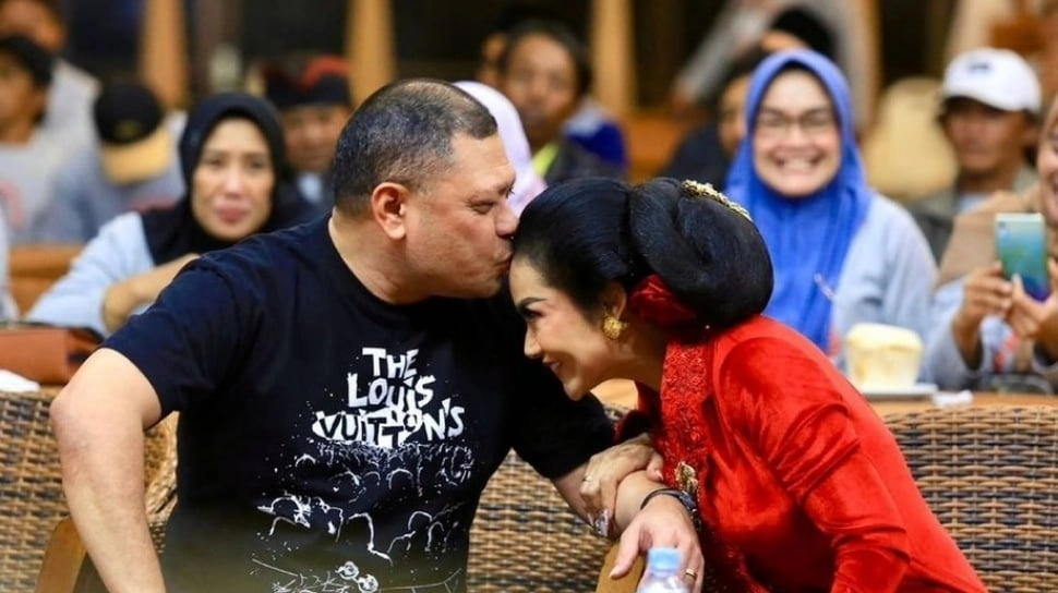 Menyala dengan Kebaya Merah, Kris Dayanti Pamer Dikecup Mesra Raul Lemos