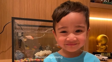 Outfit Sekolah Rayyanza Curi Perhatian, Pakai Tas hingga Kaus Kaki dari Brand Mahal Ini