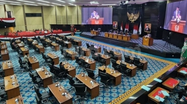 Rapat Paripurna DPRD DKI Bahas Uang Rakyat Dipenuhi Bangku Kosong, Zita Anjani Pamer Makan Keik di Instagram